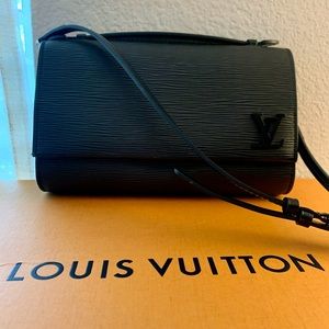 Louis Vuitton black epic leather bag